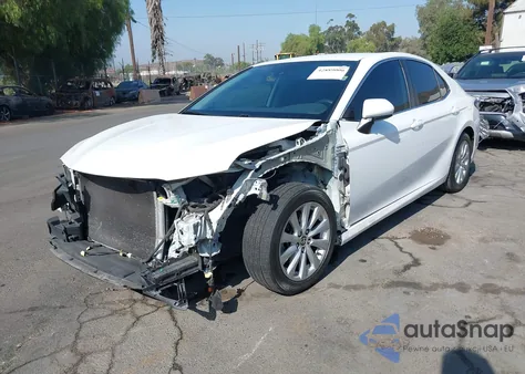 2020 Toyota Camry Le z USA, uszkodzony, nr VIN 4T1C11AK6LU979046